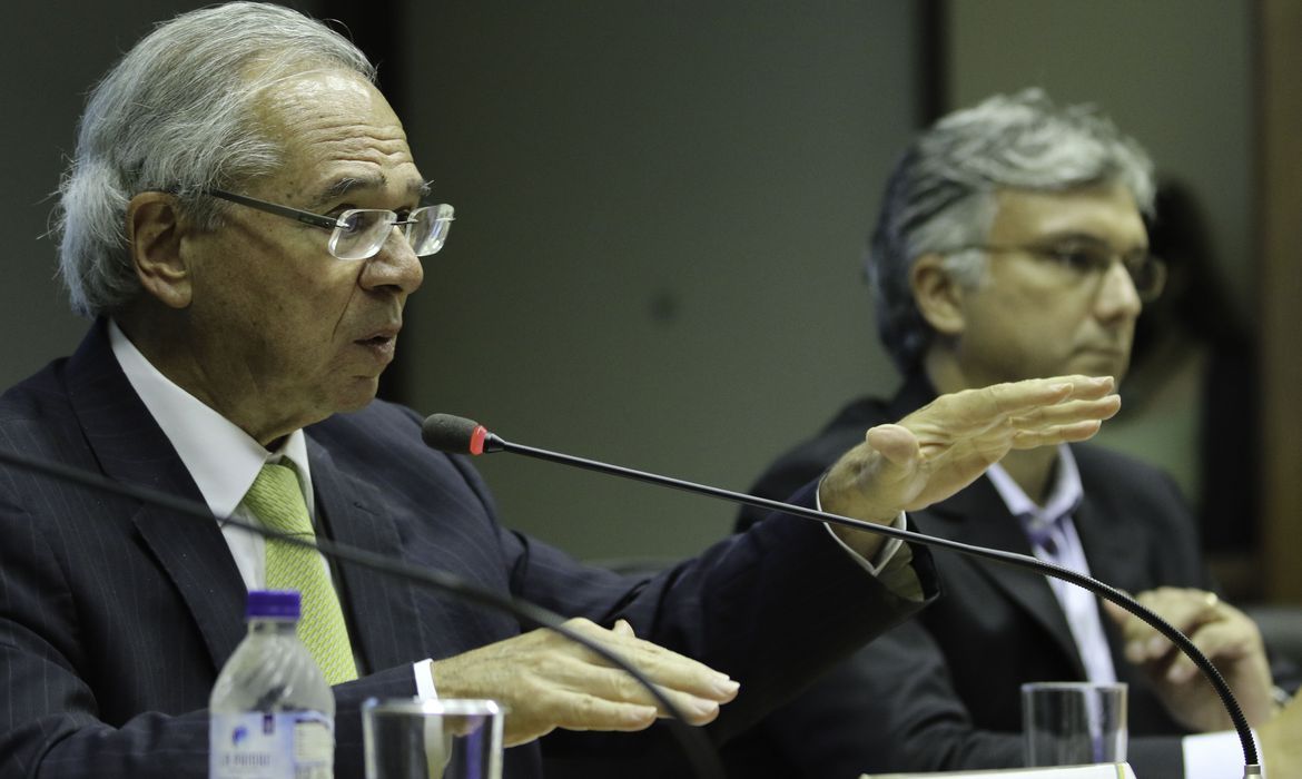 Fim de desonerações garantiria superávit fiscal em 2023, diz ministro